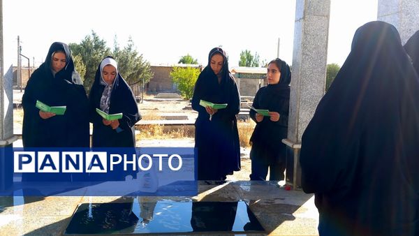  غبارروبی گلزار شهدا با حضور مردم و خانواده‌های شهدای روستای سراب غضنفر