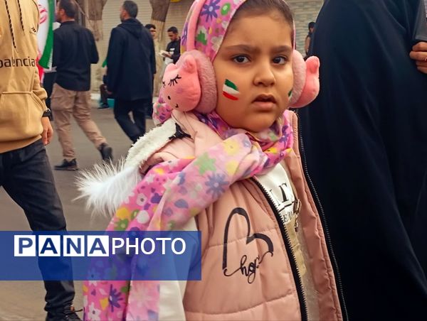 جلوه‌هایی از حضور پرشور دهه نودی‌ها در راهپیمایی ۲۲ بهمن در یزد