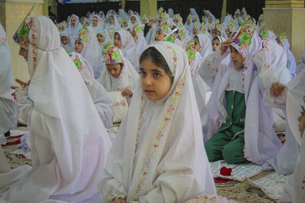 جشن تکلیف ۶۰۰دانش‌آموز دختر گتوندی