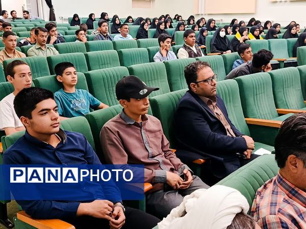 دیدار اعضای تشکل های دانش آموزی با امام جمعه کاشمر