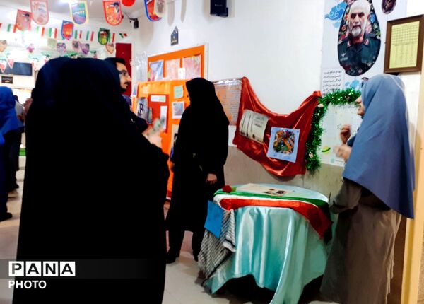 پیوند نسل امروز با آرمان‌های انقلاب  روایت تصویری یک نمایشگاه مدرسه انقلاب