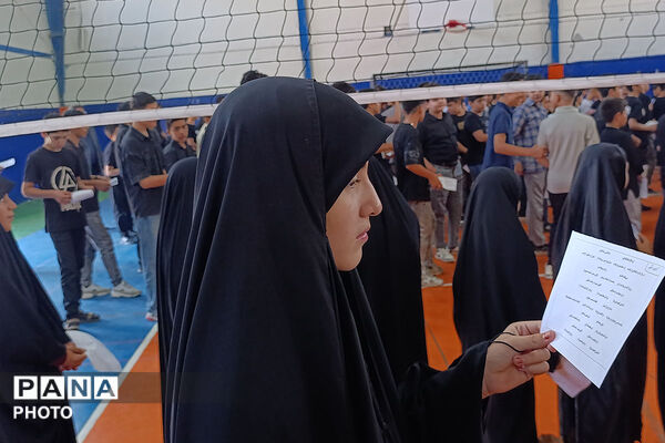 بازدید مدیرکل آموزش و پرورش خراسان شمالی از تمرین سرود «رهبر شهیدم» دانش‌آموزان بجنوردی