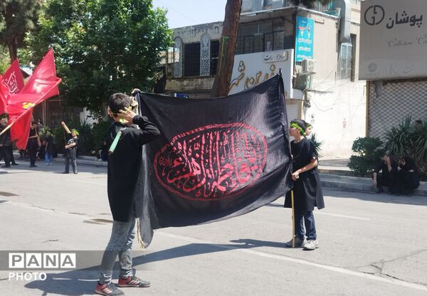 خیابان امام در روز تاسوعای حسینی حال و هوای دیگری میدهد 