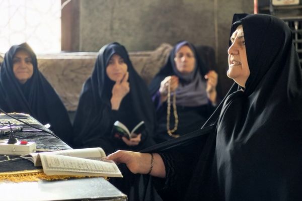 فارسان در جشن دهه کرامت؛ گردهمایی مردم در بارگاه امامزاده 