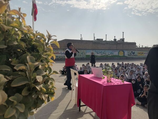  آموزش نحوه پناهگیری وآمادگی برای  مانور زلزله