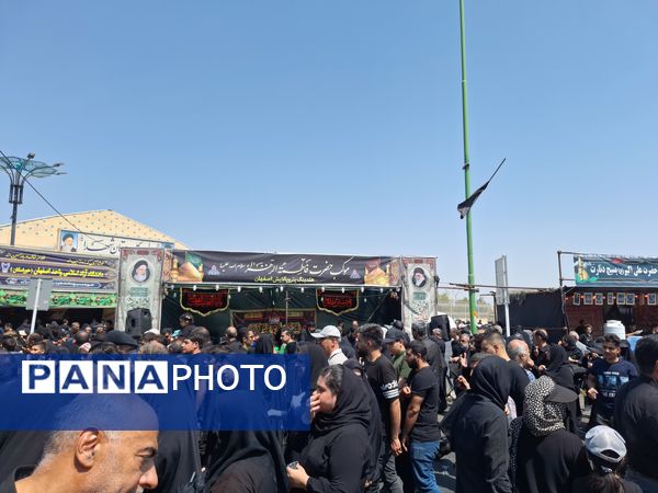 پیاده‌روی جاماندگان اربعین در گلستان شهدای اصفهان