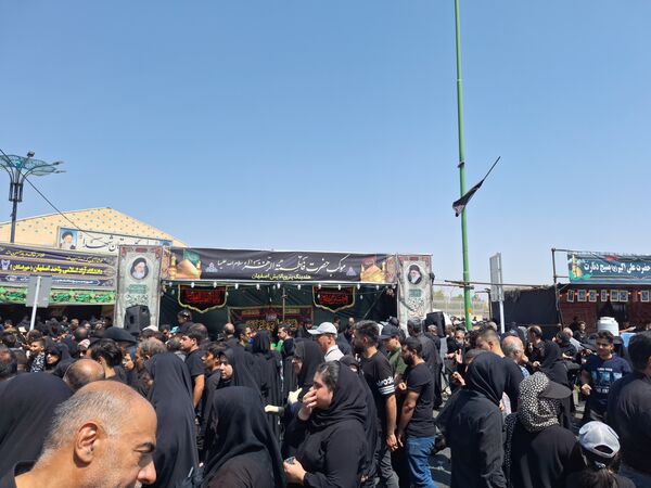 پیاده‌روی جاماندگان اربعین در گلستان شهدای اصفهان