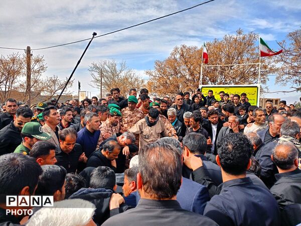 شهید وطن بر روی دستان مردم شهید پرور تشیع شد