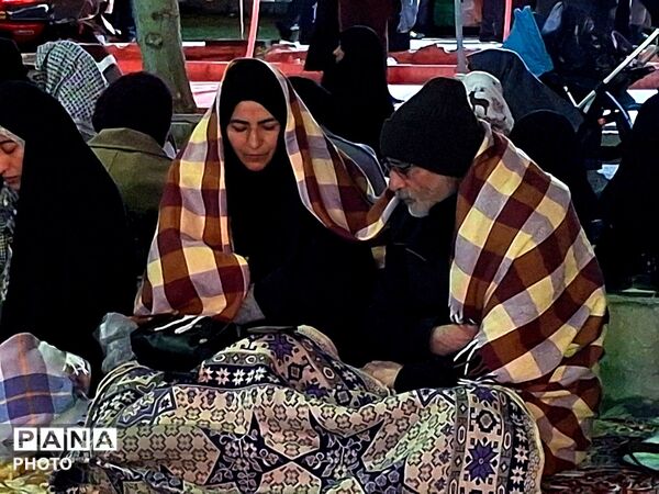 مردم کاشمر در کف خیابان و در هوای سرد احیا داشتند