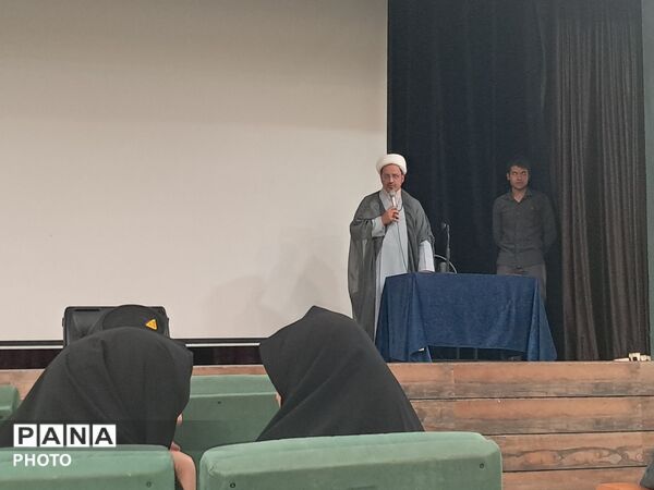 نشست اعضای تشکل های دانش آموزی با امام جمعه کاشمر 