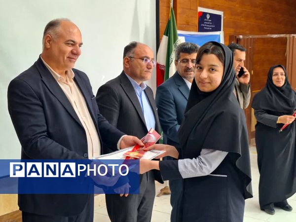 تجلیل از دانش‌آموزان مقام آور و فعالان جشنواره نوجوان خوارزمی