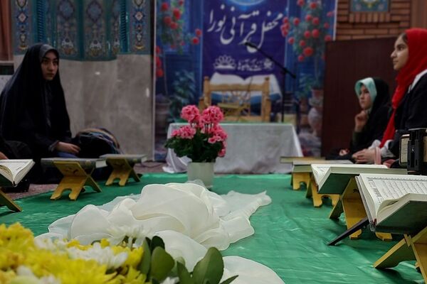 اهدای جوایز به دختران رتبه آور در رشته های قرآن و عترت و نماز شهرستان دماوند
