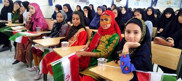 نواختن زنگ مهر و ایثار و ادای احترام به یادمان شهدا در بندر لنگه 