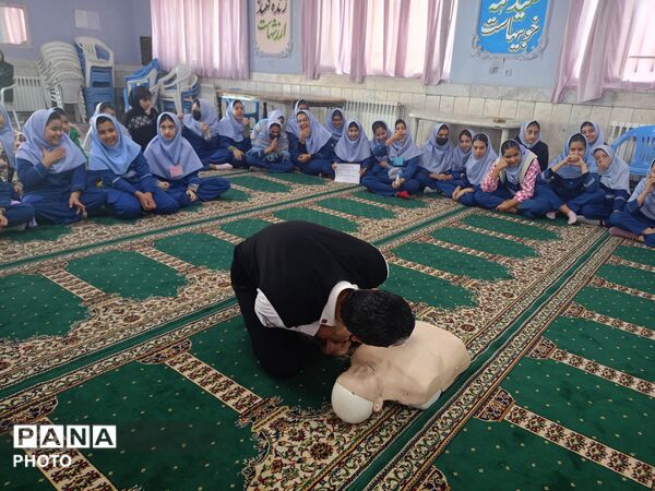 جلسه  آموزشی طرح ماهر سفیران سلامت در مدرسه بنت المهدی صدر ۲