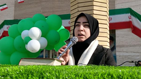  تجدید بیعت با ایستادگی در دبیرستان دخترانه ذبیح الله هوشیار