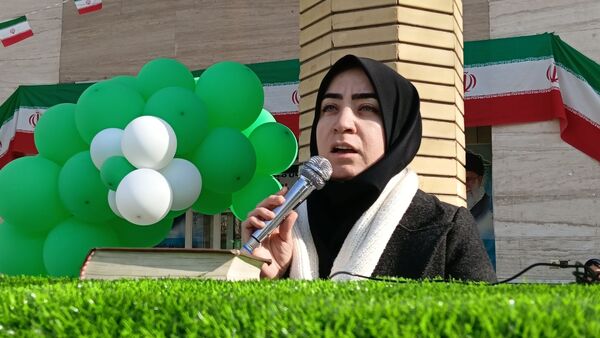  تجدید بیعت با ایستادگی در دبیرستان دخترانه ذبیح الله هوشیار