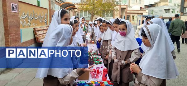 بازارچه دانش‌آموزی به‌مناسبت هفته بسیج دانش‌آموزی