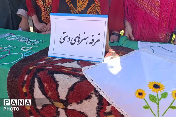 آیین گرامیداشت هفته بهداشت روان و تقدیر از همیاران مشاور در دبیرستان دخترانه رضوان برگزار شد