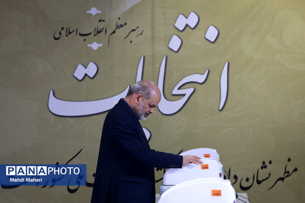 وزیر کشور رأی خود را به صندوق انداخت

