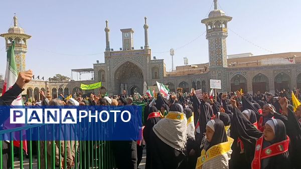 جلوه هایی از حضور مردم قم در راهپیمایی یوم الله 13 آبان