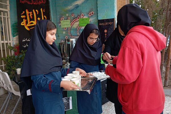 ایستگاه صلواتی دانش‌آموزان دانش‌نیا؛ تجلی ارادت به حضرت فاطمه زهرا(س)