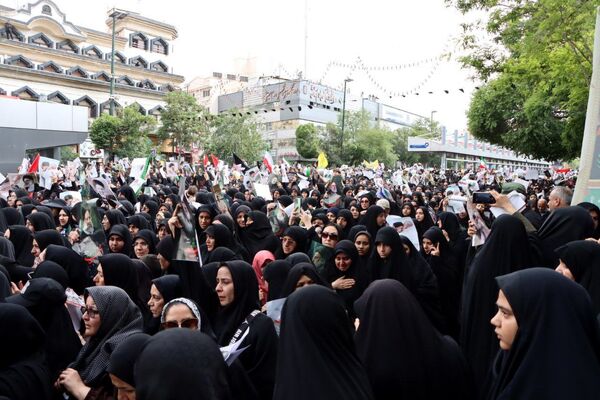 سیل خروشان زائران و مجاوران رضوی در مراسم تشییع پیکر شهدای خدمت