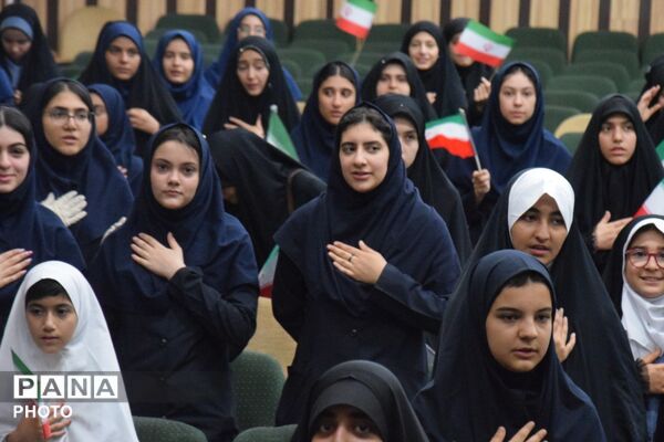اجرای سرود همگانی مدارس ناحیه یک کرج در وصف رهبر شهید امت در کانون امام علی (ع)