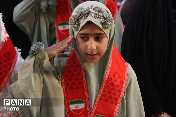 جشن شکوفه‌ها در دبستان ۲۲ بهمن یزد