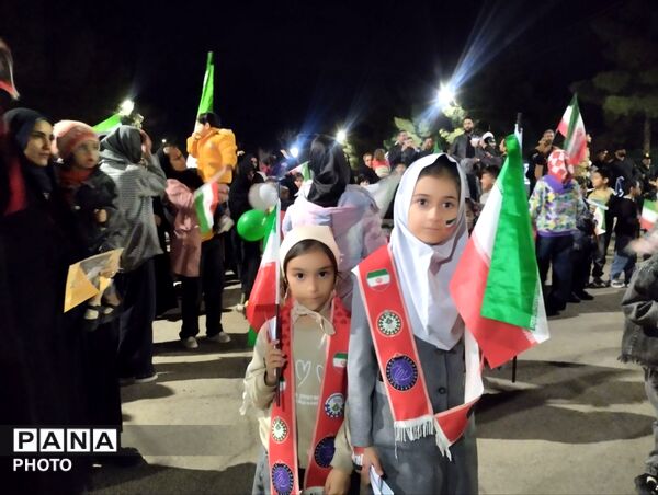 حضور پرشور مردم در سی و یکمین شب بیعت؛ آیین وحدت در روز جمهوری اسلامی