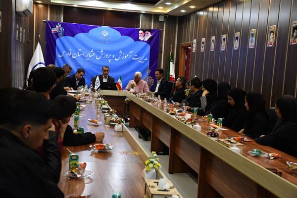 جلسه دانش‌آموزان نخبه عشایر فارس در طرح بنیاد پروفسور مهبودی