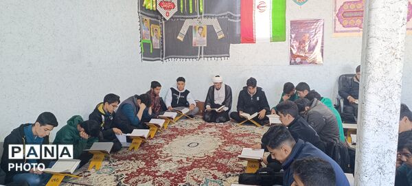 محفل جزء‌خوانی قرآن کریم در دبیرستان پسرانه صدرا ابرکوه