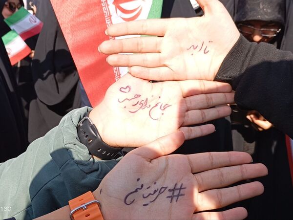 حضور پر شور دانش آموزان  در راهپیمایی ۱۳ آبان 