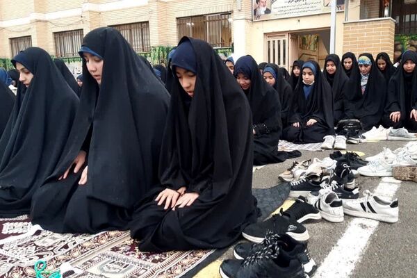  نماز باران در مدرسه جنت با حضور جمعی دانش‌آموزان