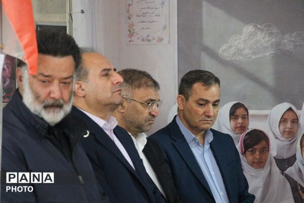 وقتی مزار معلم شهید، تخته‌ عشق و ایمان می‌شود
