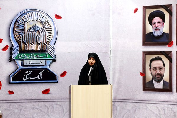 مراسم بزرگداشت شهیدان خدمت در دبیرستان متوسطه دوم امام صادق(ع)