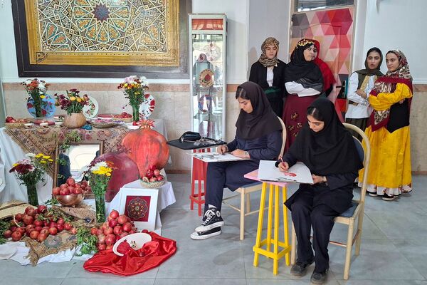 بازدید معاون پرورشی و فرهنگی اداره‌کل شهرستانهای استان تهران از جشنواره انار در هنرستان ام‌البنین ورامین