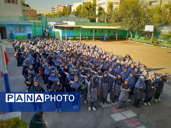 به صدا درآمدن زنگ مهر در مدرسه شایستگان منطقه ۱۶