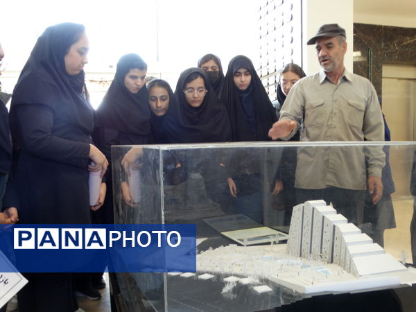 بازدید دانش‌آموزان از موزه دفاع مقدس شهرکرد