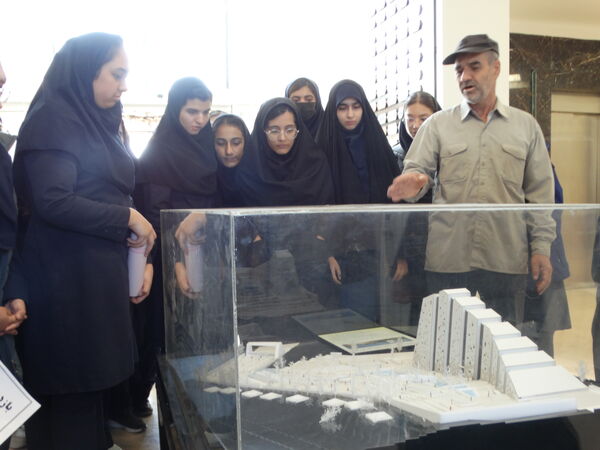 بازدید دانش‌آموزان از موزه دفاع مقدس شهرکرد