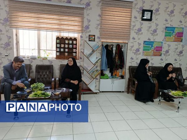 برگزاری جشنوارهٔ کاهو و سکنجبین در دبستان پسرانهٔ پاسداران یزد