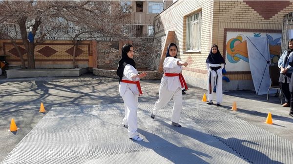 اولین نمایشگاه ماها در دبیرستان فرزانگان ۲ دوره دوم ناحیه ۷ مشهد