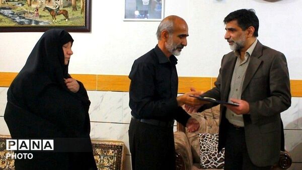 تکریم مقام ایثار فرهنگیان در دیدار با پدر شهید قاسمی
