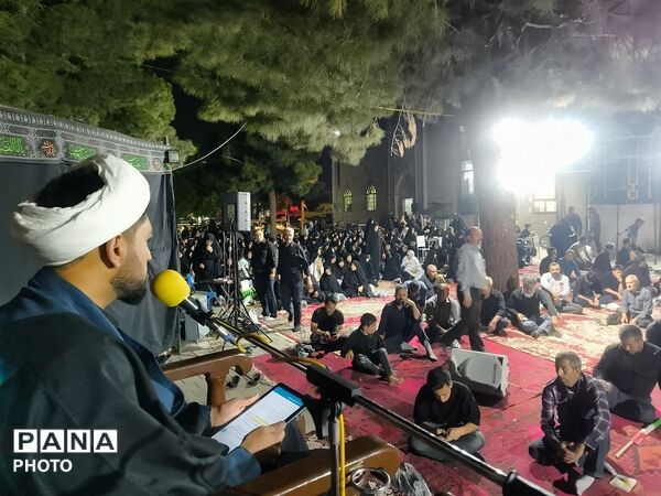 مراسم عزاداری در شب عاشورای حسینی
