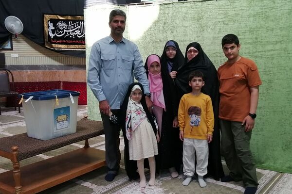 حضور مسئولان کشوری و استانی در کنار آحاد مردم شهیدپرور ناحیه 2 شهرری پای صندوق‌های رای 