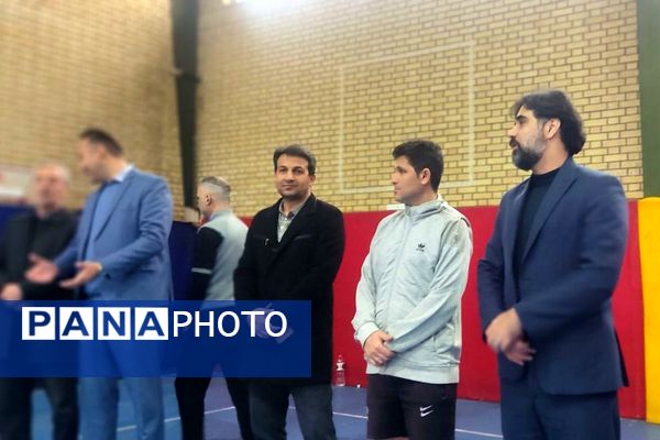 رقابت دانش‌آموزان رباط‌کریم در مسابقات بین مدرسه‌ای فوتسال