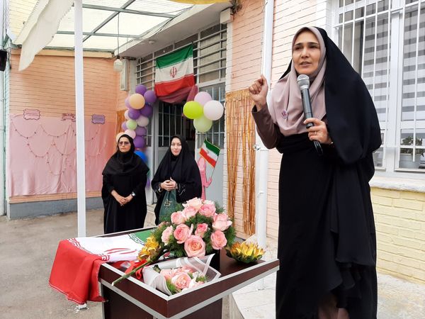 زنگ نیایش همراه با بهار علم و دانش در مدرسه شهید جواهری دو