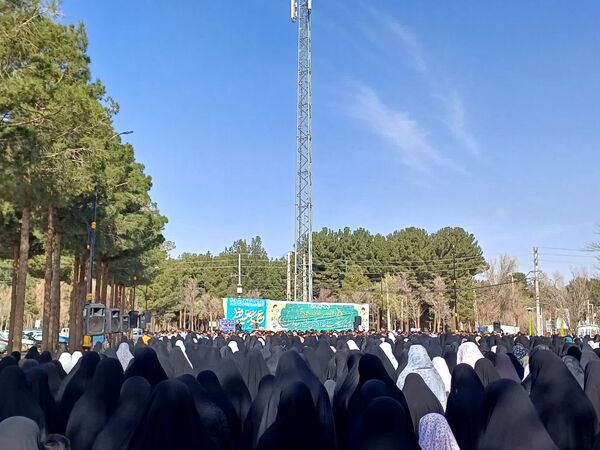 اقامه نماز با شکوه عید فطر به امامت امام جمعه حبیب آباد