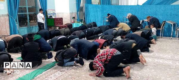 نماز جماعت همزمان با شروع سال جدید در روستای نقاب خلیل آباد
