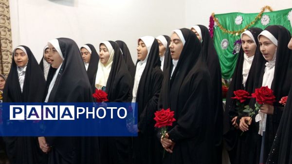 بوسه بر دستان مادر در دبیرستان والدین آناخاتون