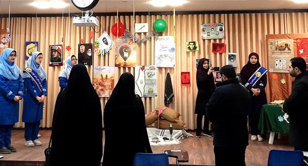 بازدید از غرفه‌های مدرسه انقلاب دبیرستان فرزانگان قائمشهر